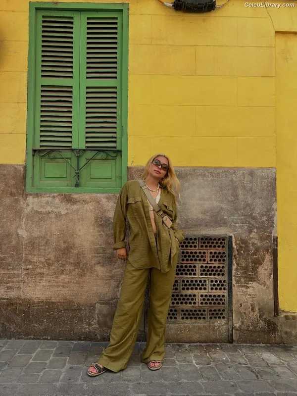 Hayley Kiyoko photo 5 of 35