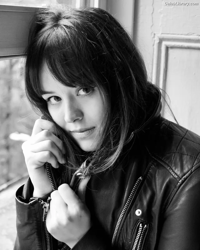 Hayley Orrantia photo 6 of 66