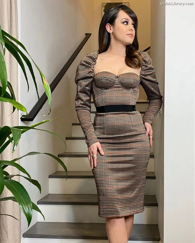 Hayley Orrantia photo 16 of 66