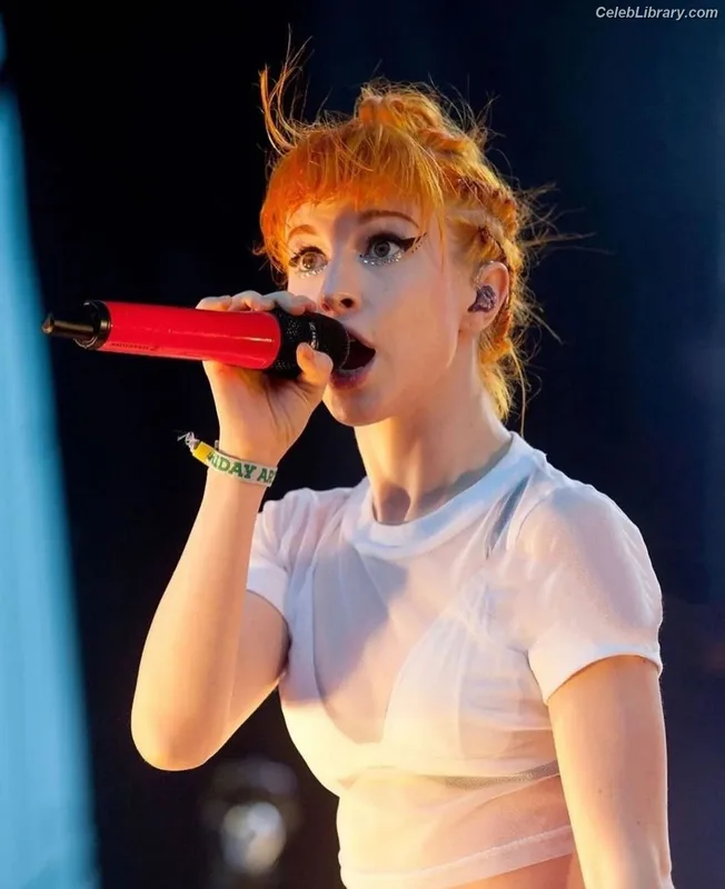 Hayley Williams photo 8 of 373