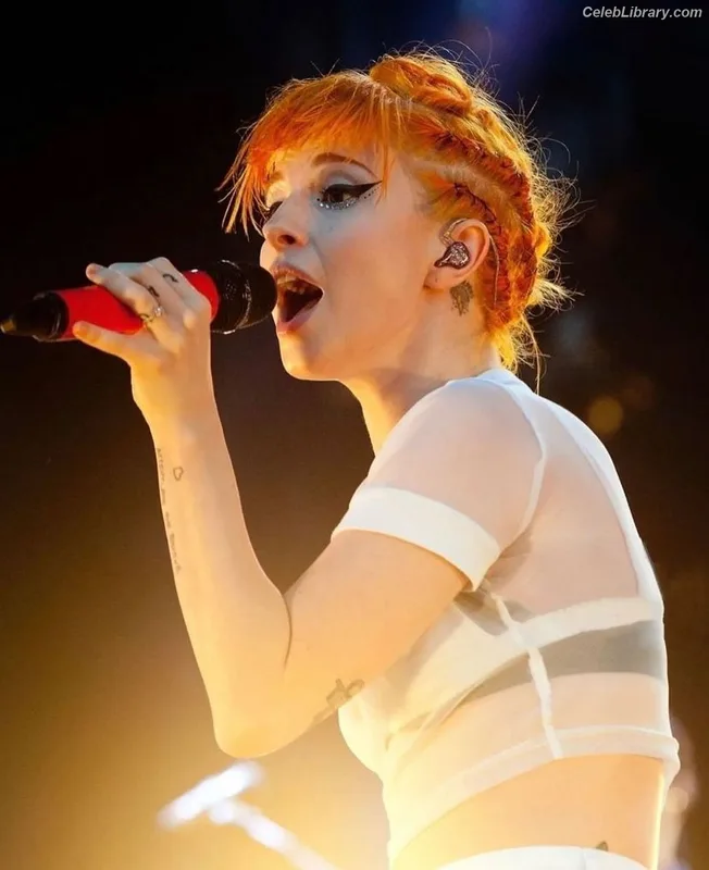 Hayley Williams photo 10 of 373
