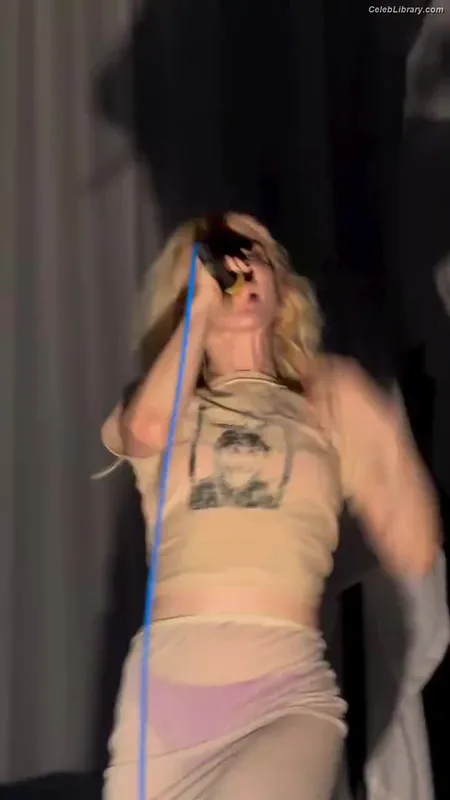 Hayley Williams photo 1 of 373
