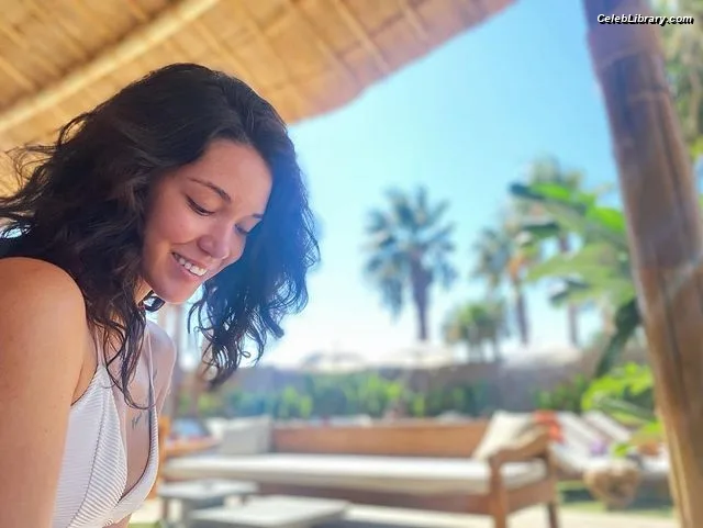 Hazal Subasi photo 2 of 25