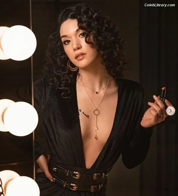 Hazal Subasi photo 3 of 25