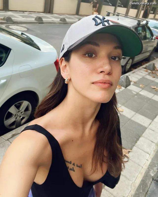 Hazal Subasi photo 11 of 25