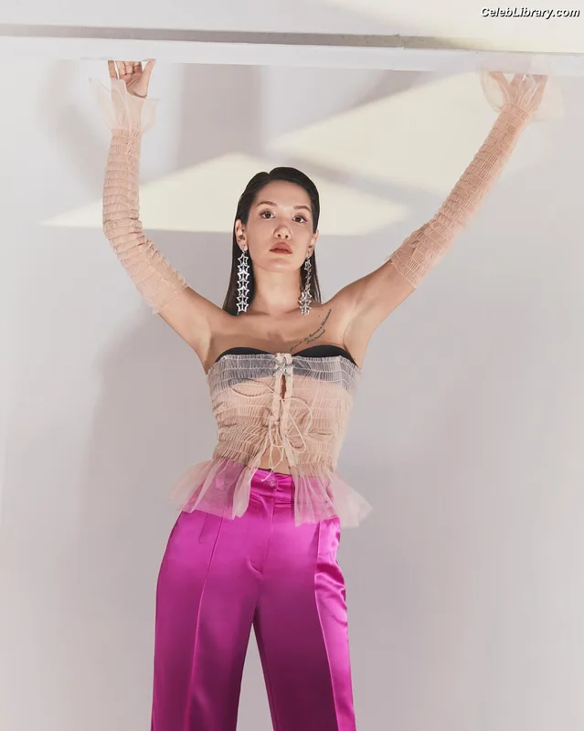 Hazal Subasi photo 12 of 25