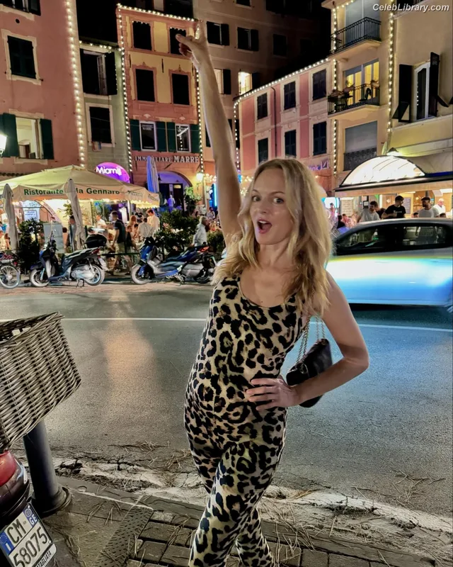 Heather Graham photo 20 of 483