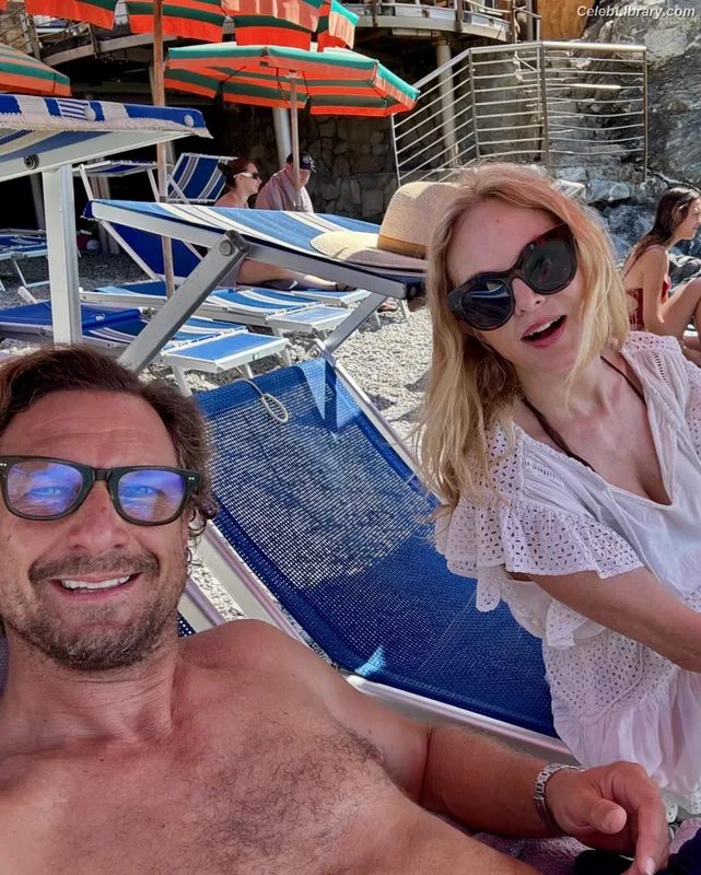 Heather Graham photo 3 of 483