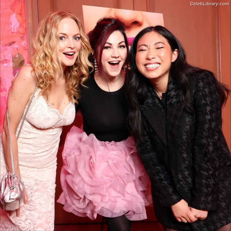 Heather Graham photo 13 of 483