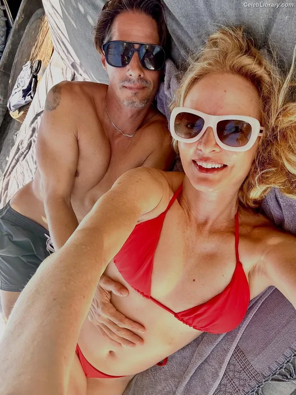 Heather Graham photo 23 of 483