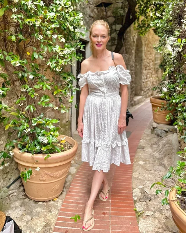 Heather Graham photo 8 of 483