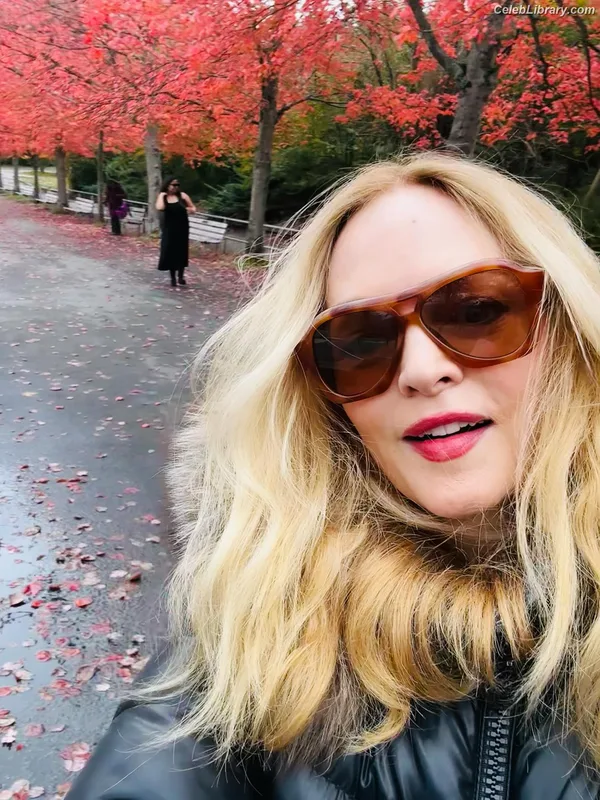 Heather Graham photo 22 of 483