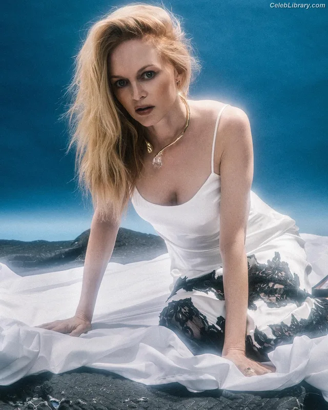 Heather Graham photo 23 of 483