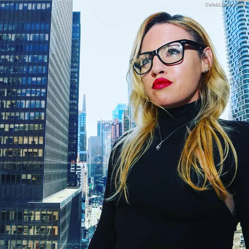 Heather Hardy photo 12 of 421