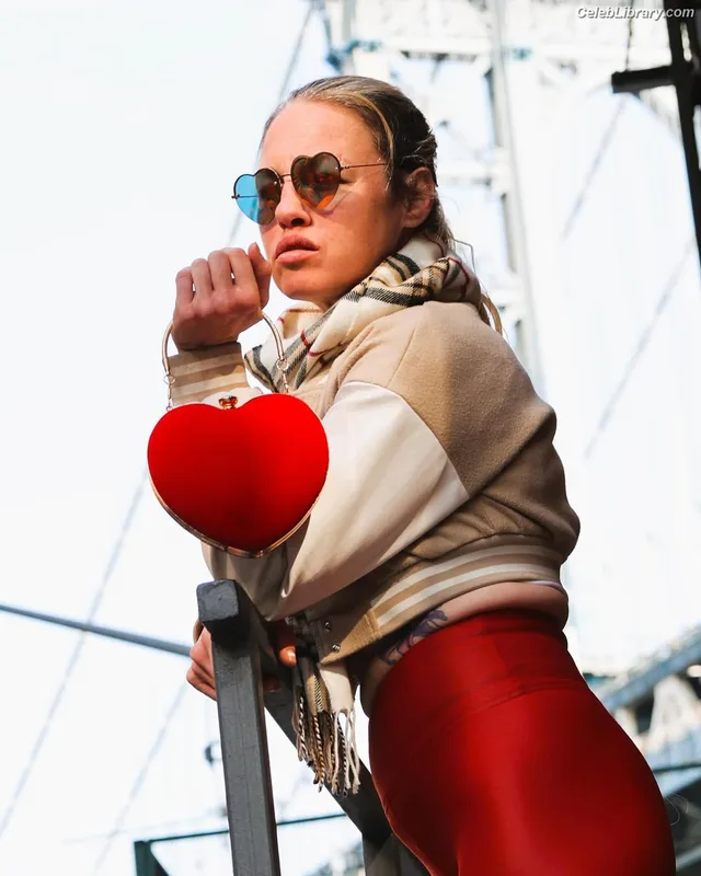 Heather Hardy photo 15 of 421