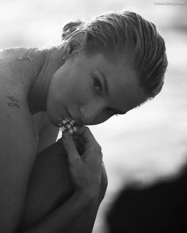 Heather Morris photo 18 of 181