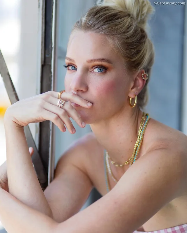 Heather Morris photo 10 of 181