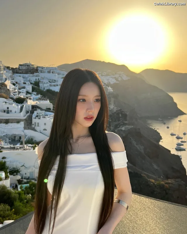 HeeJin (ARTMS / LOONA) photo 1 of 118