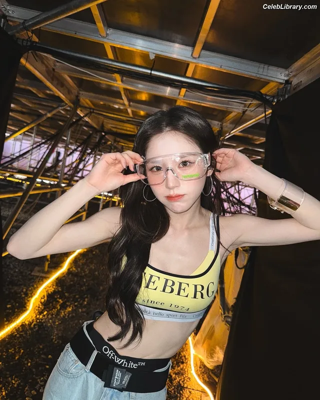 HeeJin (ARTMS / LOONA) photo 1 of 118