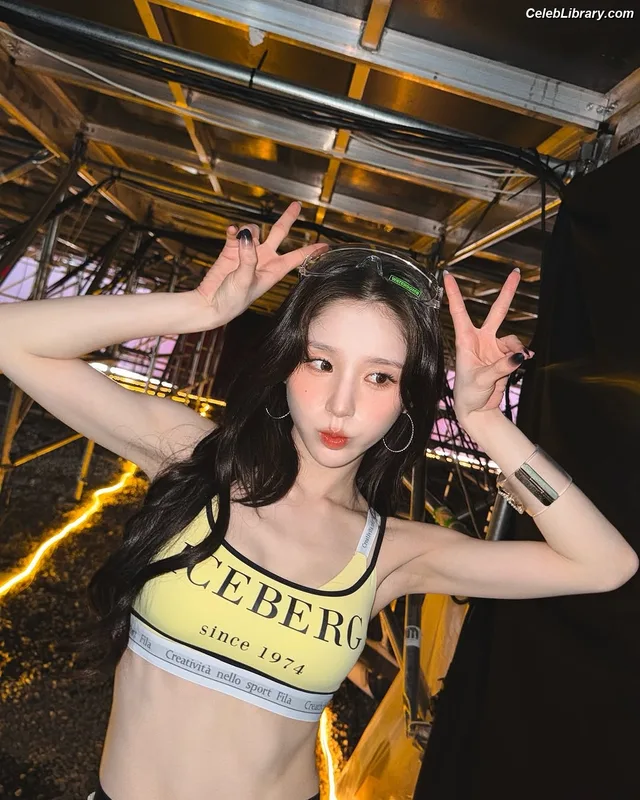 HeeJin (ARTMS / LOONA) photo 1 of 118