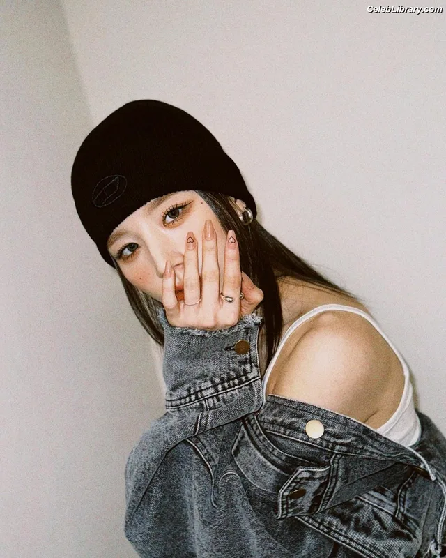 HeeJin (ARTMS / LOONA) photo 2 of 118