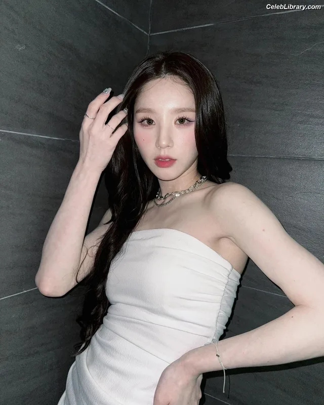 HeeJin (ARTMS / LOONA) photo 3 of 118