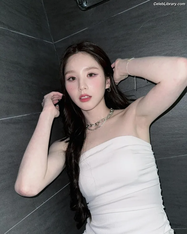 HeeJin (ARTMS / LOONA) photo 13 of 118