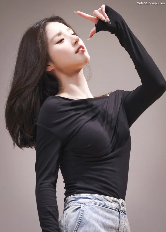 HeeJin (ARTMS / LOONA) photo 19 of 118