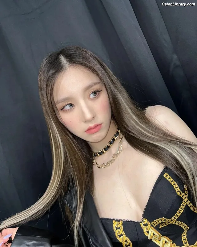 HeeJin (ARTMS / LOONA) photo 3 of 118