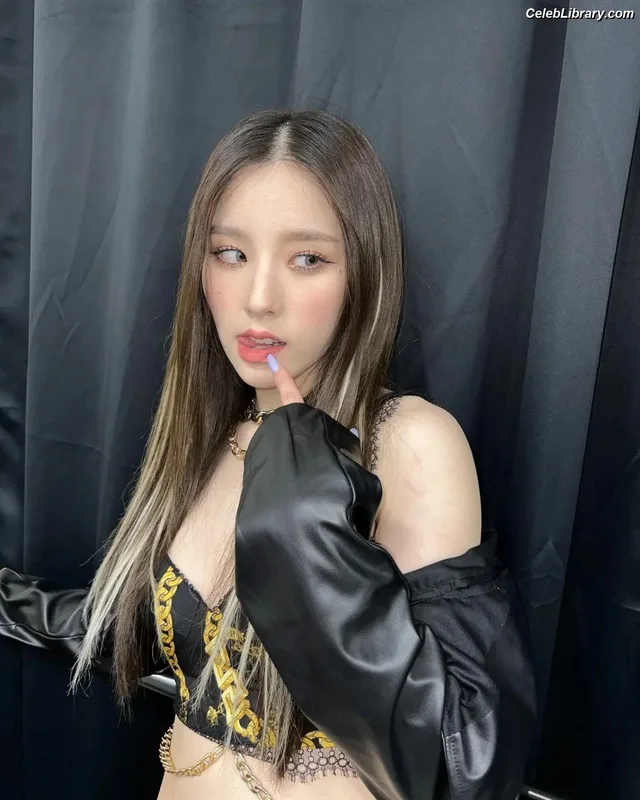 HeeJin (ARTMS / LOONA) photo 9 of 118