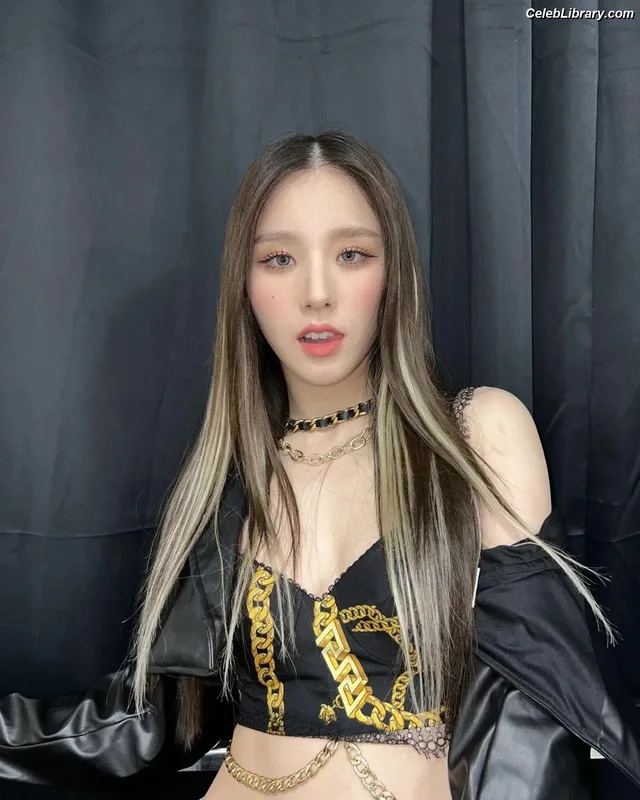 HeeJin (ARTMS / LOONA) photo 17 of 118