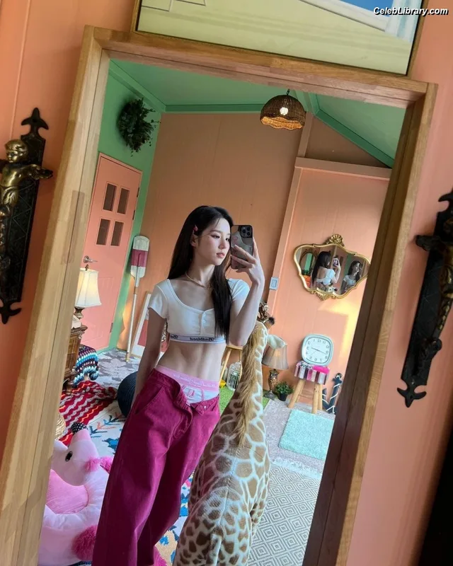 HeeJin (ARTMS / LOONA) photo 19 of 118