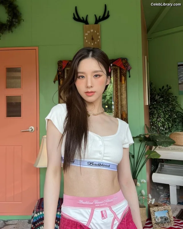 HeeJin (ARTMS / LOONA) photo 21 of 118