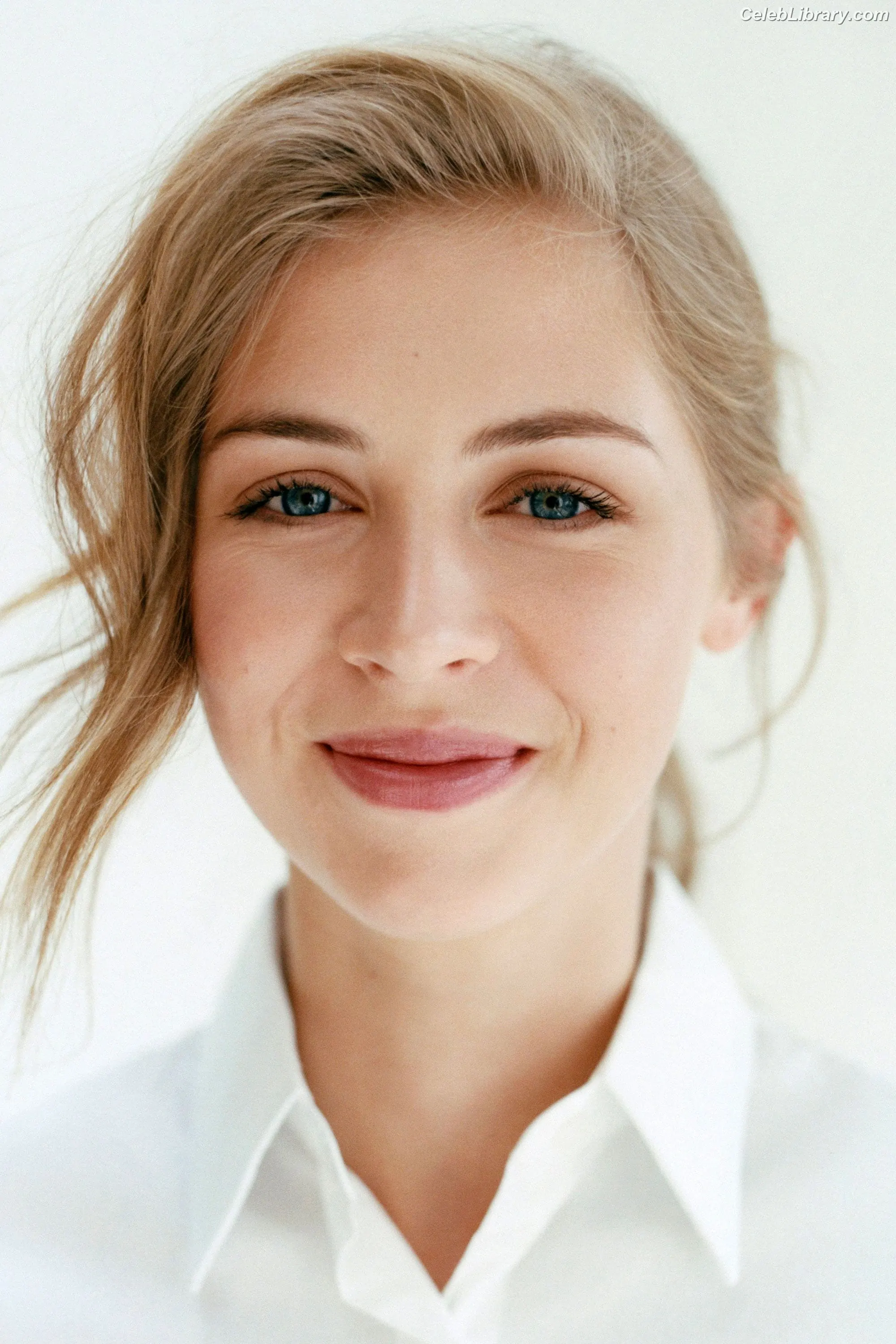 Hermione Corfield photo 20 of 164