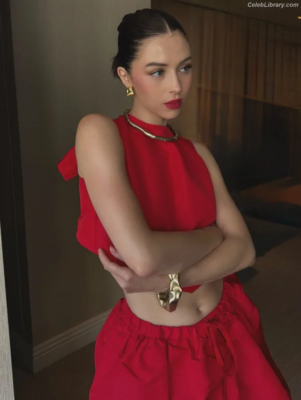 Hermione Corfield photo 6 of 165