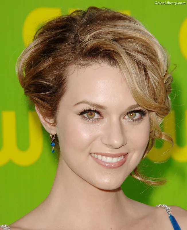 Hilarie Burton photo 2 of 47