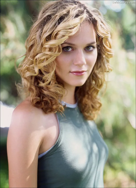 Hilarie Burton photo 20 of 47
