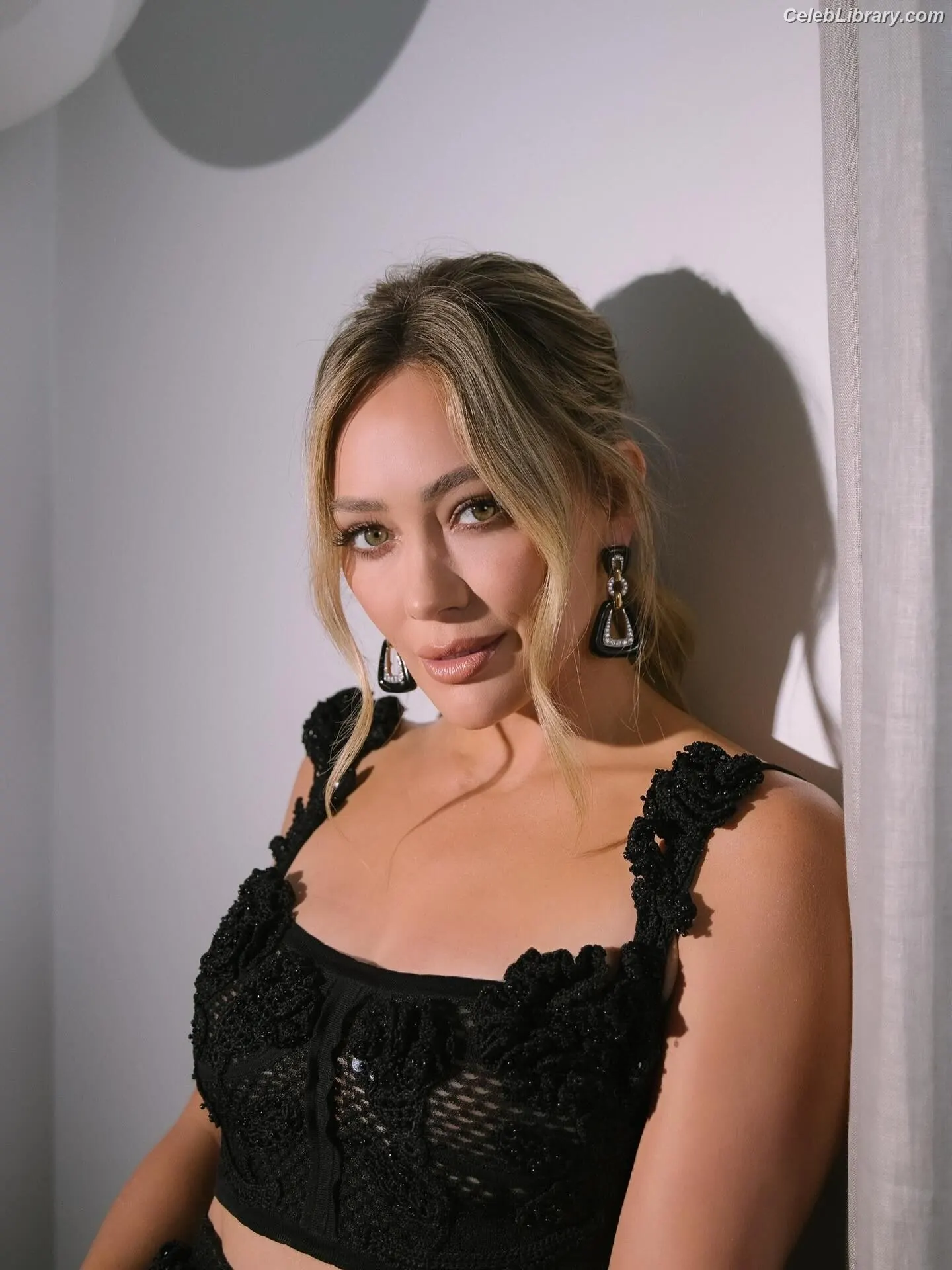Hilary Duff photo 12 of 1413