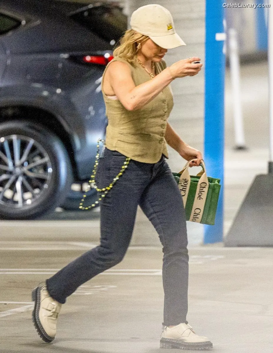 Hilary Duff photo 9 of 1413