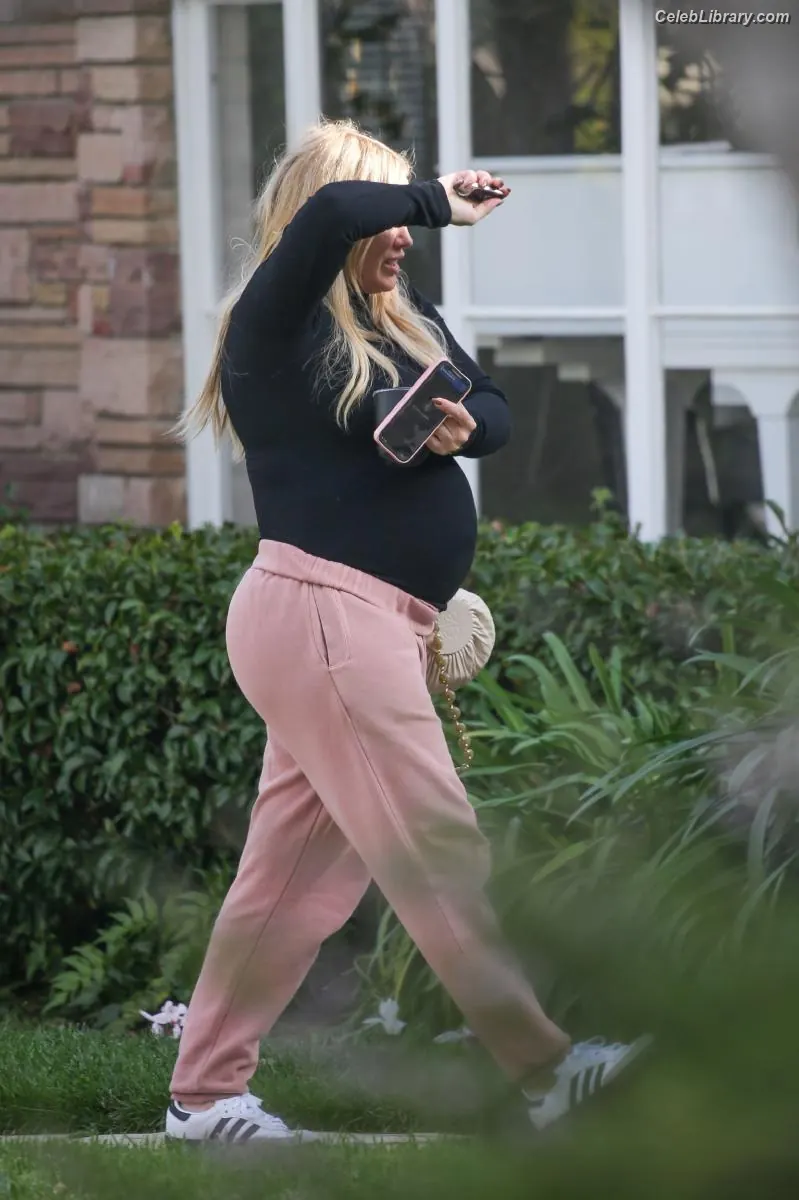 Hilary Duff photo 21 of 1413