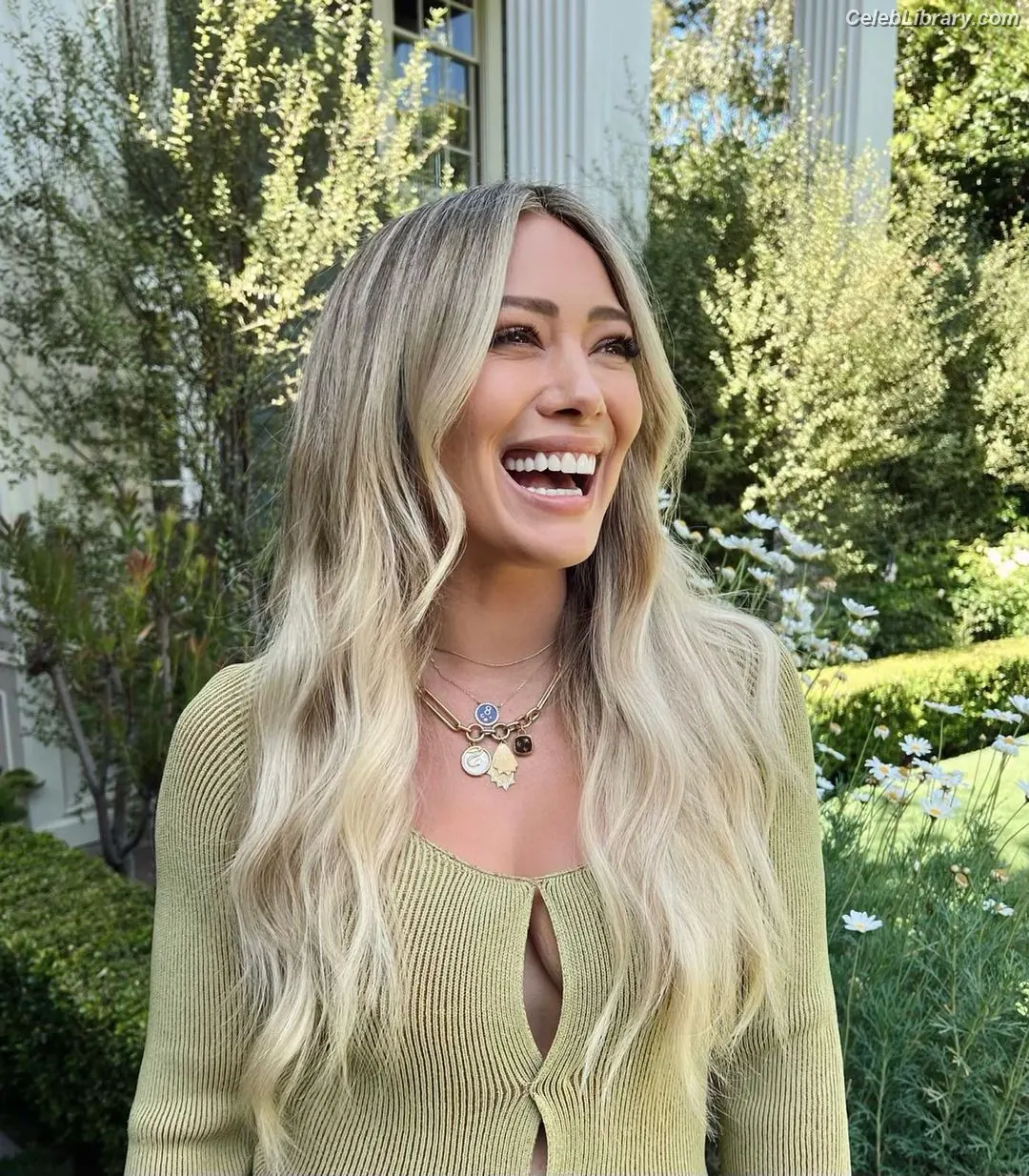 Hilary Duff photo 8 of 1413