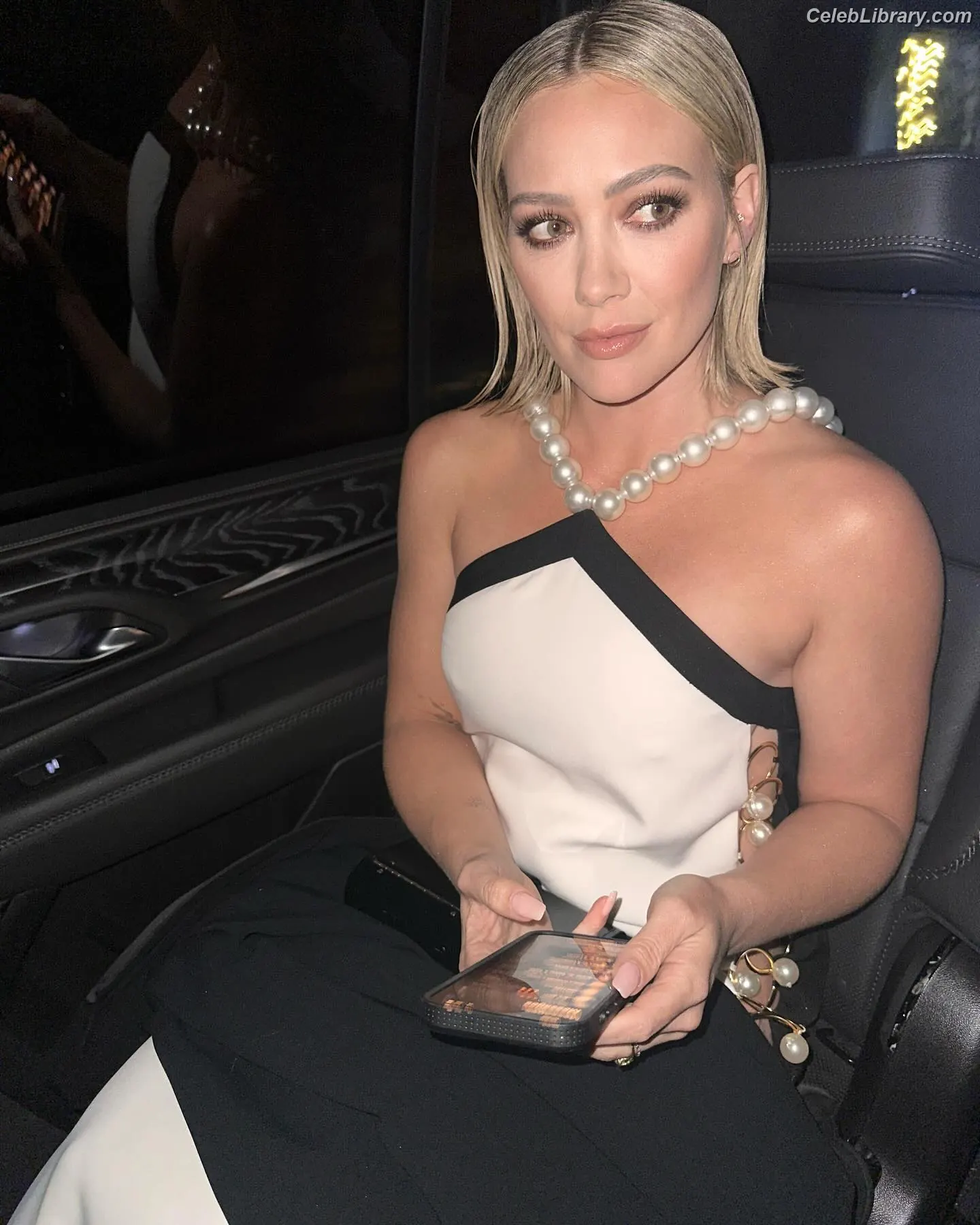 Hilary Duff photo 23 of 1413