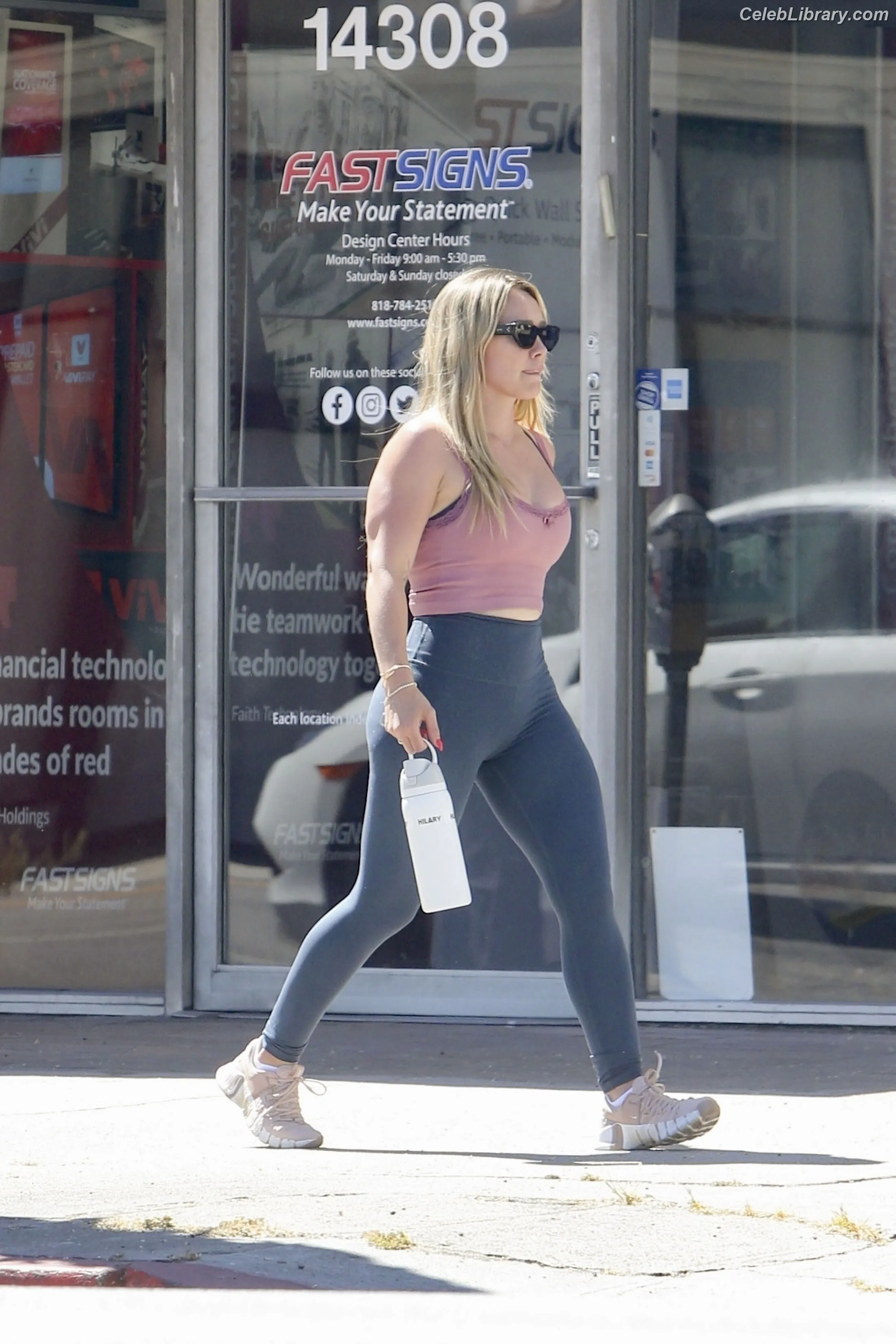 Hilary Duff photo 20 of 1413