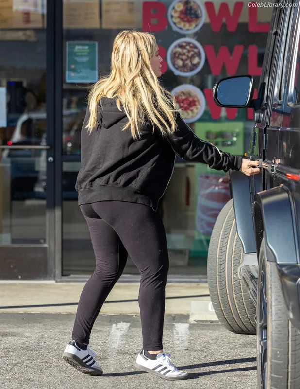 Hilary Duff photo 6 of 1414