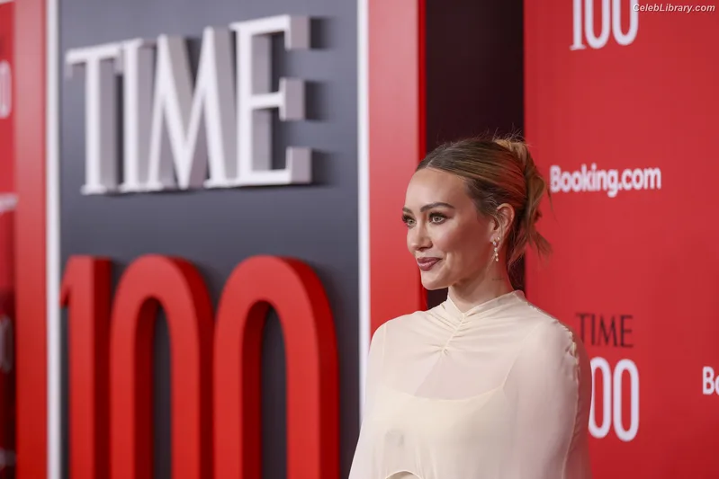Hilary Duff photo 1 of 1414