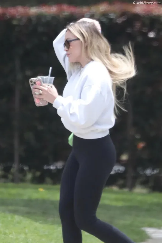 Hilary Duff photo 13 of 1414