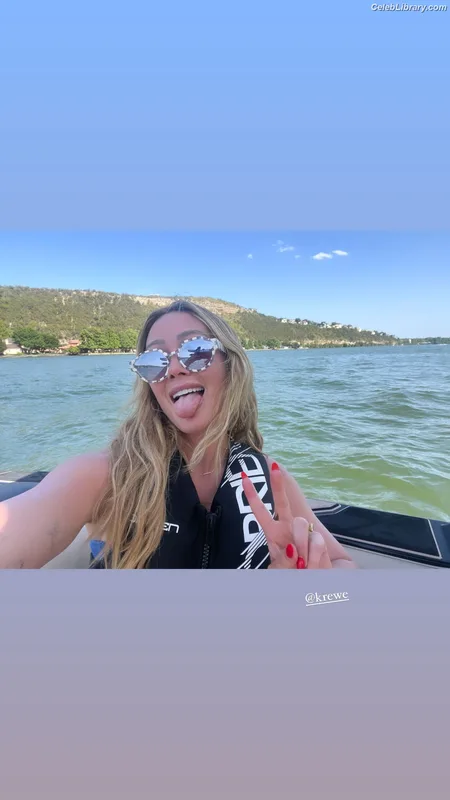 Hilary Duff photo 1 of 1414