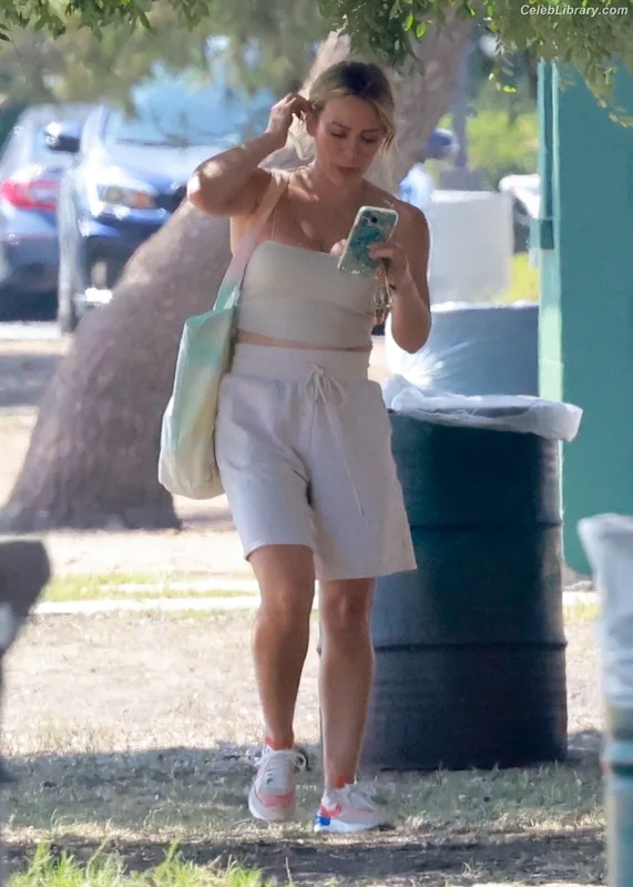 Hilary Duff photo 8 of 1414
