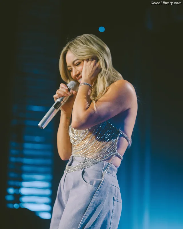 Hilary Duff photo 3 of 1414