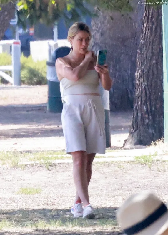 Hilary Duff photo 1 of 1414